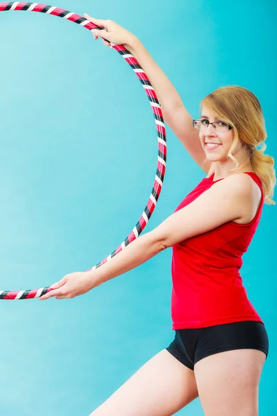 Adatto donna con hula hoop facendo esercizio — Foto Stock