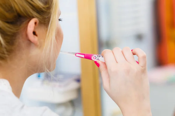 Donna spazzolatura pulizia dei denti in bagno — Foto Stock