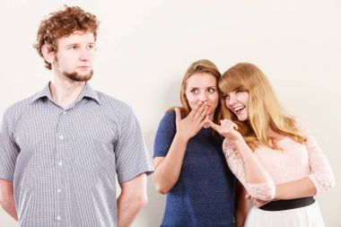 İki kadın adam hakkında dedikodu konuşmak.