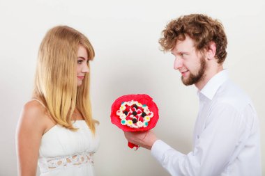 Şeker demet çiçek ile bir çift gördüm. Aşk.