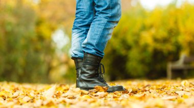 Adam siyah çizmeler.