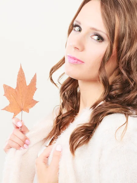 Krásná podzimní dívka s javorový list v ruce — Stock fotografie
