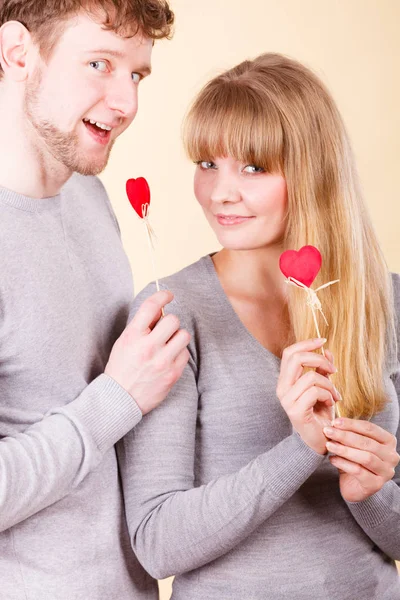 Mädchen und Junge spielen zusammen. — Stockfoto