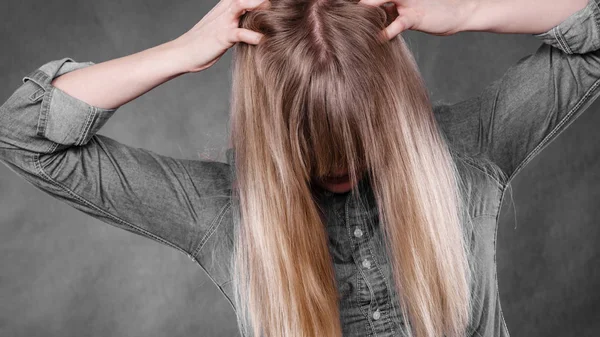 Furiosa mujer sacar el pelo de la cabeza . — Foto de Stock