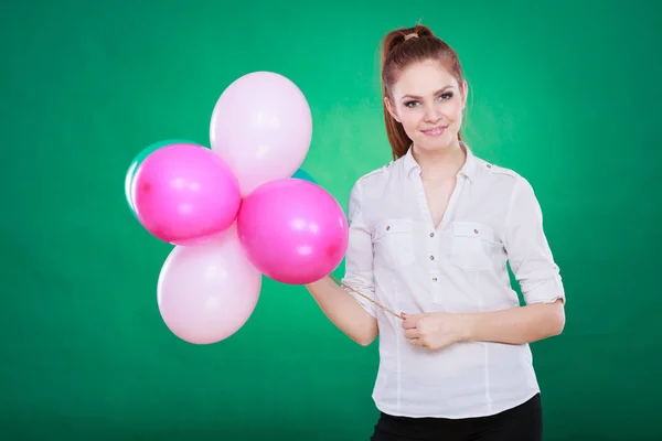 Renkli balon ile oynayan genç neşeli kız — Stok fotoğraf