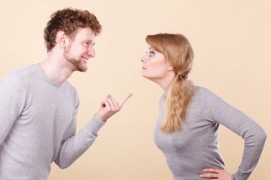 Genç duygusal çift savunarak.