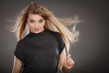 Gülümseyen hanımefendi trendy moda bakmak.