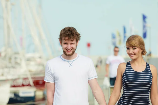 Tourist couple in marina against yachts in port — Stock Photo, Image