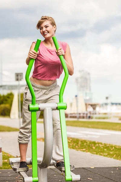 Aktiv kvinna utövar på Ellipstränare. — Stockfoto