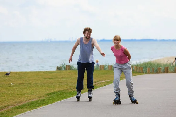 Adolescentes juntos en la fecha de patinaje . — Foto de Stock