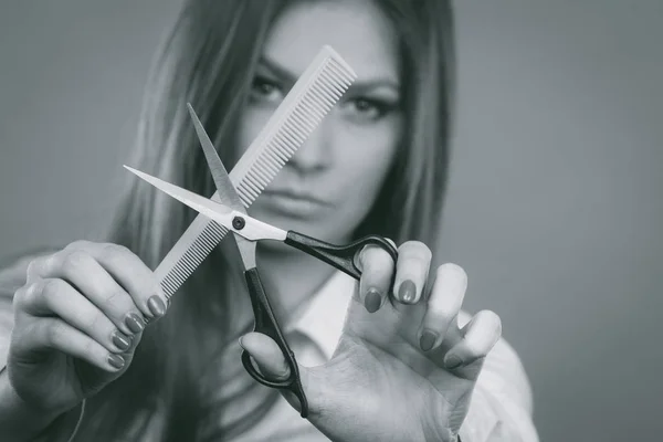 Menina preparada para cortar seu longo cabelo liso . — Fotografia de Stock