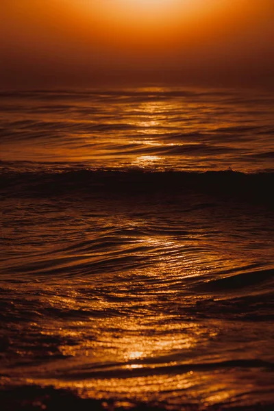 Coucher de soleil rouge béatifique sur la surface de la mer — Photo