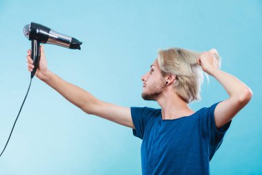 Saç kurutma makinesi ile trendy adam