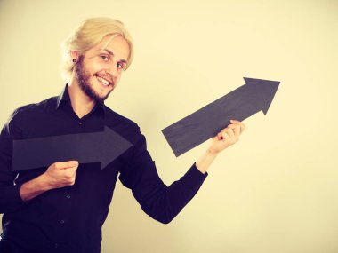 Aynı yönde iki oklar tutan adam