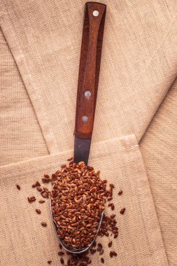 Üzerinde mutfak kaşık keten tohumu keten tohumu