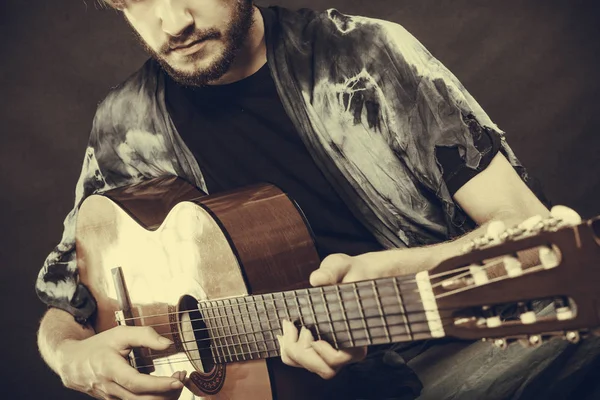 Close-up van de mens spelen akoestische gitaar — Stockfoto