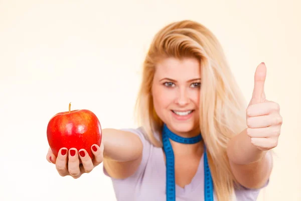 Teyp elma tutan boynuna ölçme ile kadın — Stok fotoğraf