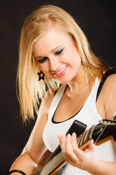 Mujer tocando en la guitarra eléctrica y cantando — Foto de Stock