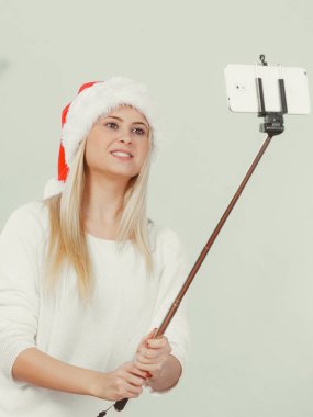 Noel Baba şapkası selfie alarak kadında