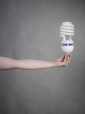 Eko modern ampul tutan kadın