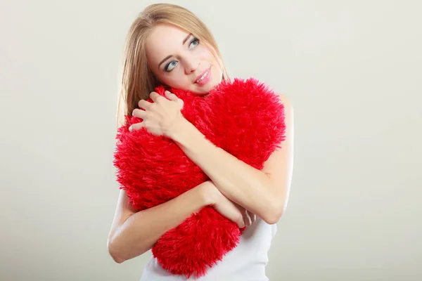 Женщина держит подушку в форме сердца символ любви — стоковое фото