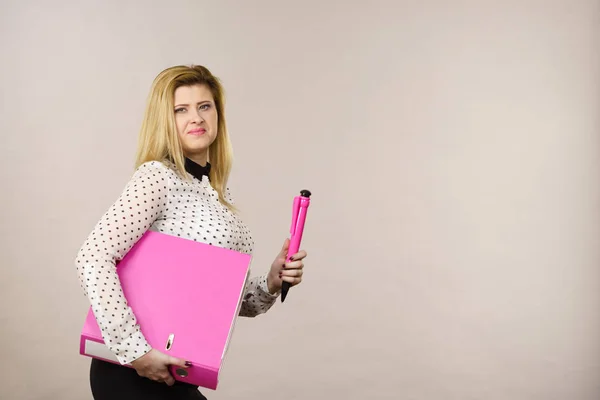 Happy positive business woman holding binder with documents — Stock Photo, Image