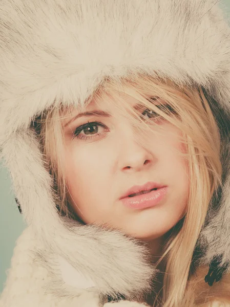겨울 따뜻한 모피 모자에 금발 여자 — 스톡 사진