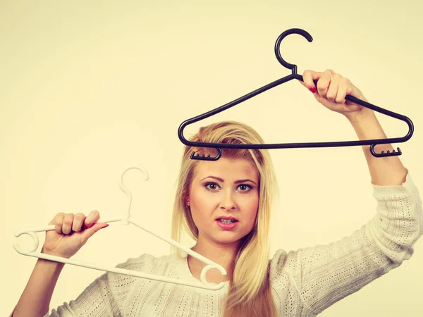 Vrouw bedrijf kleding hanger — Stockfoto
