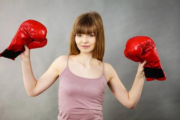 Žena hospodářství Boxerské rukavice — Stock fotografie