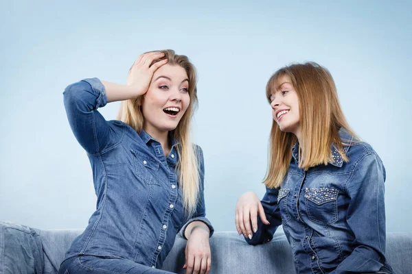 Two happy women friends wearing jeans outfit talking — Stock Photo, Image