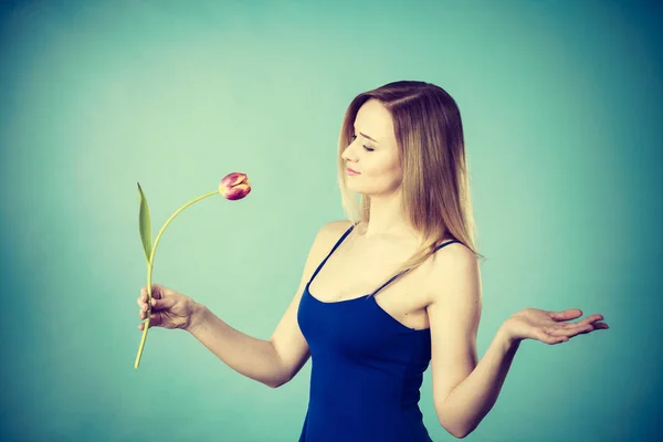 Постріл на синій жінці, що тримає тюльпан — стокове фото