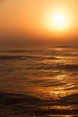 Güzel kırmızı günbatımı deniz yüzeyi üzerinde