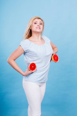 Kadın greyfurt narenciye meyve elinde tutan