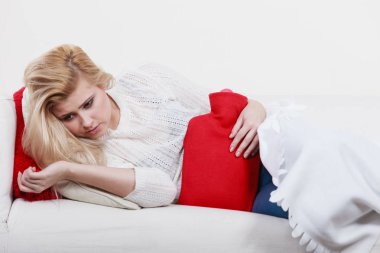 Cofa üzerinde yatan kadın duygu mide krampları