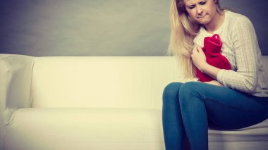 Cofa üzerinde oturan kadın duygu mide krampları