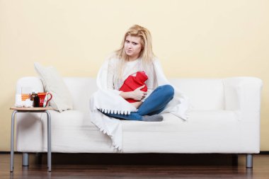 Kadının koltukta yalan grip olan hasta