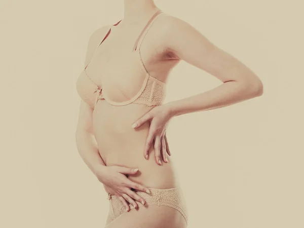 Mooie slanke vrouw lace lingerie dragen. — Stockfoto