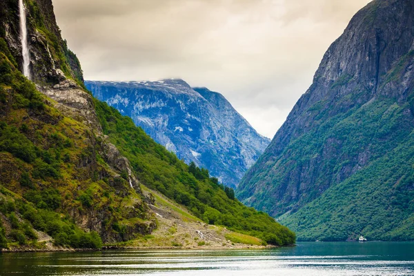 Landschap van bergen en fjord in Noorwegen — Stockfoto