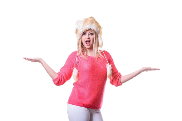 Mulher atraente usando chapéu de inverno peludo — Fotografia de Stock