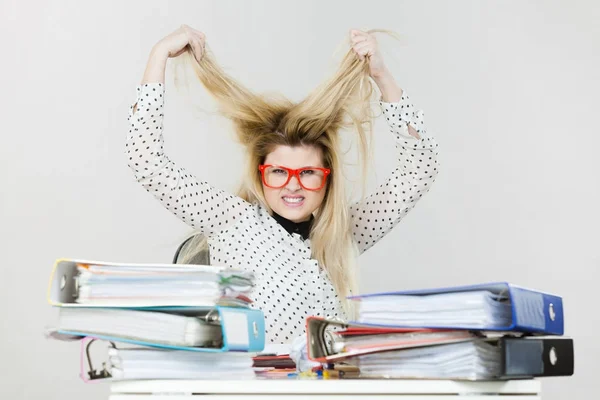 Mulher de negócios feliz no escritório — Fotografia de Stock