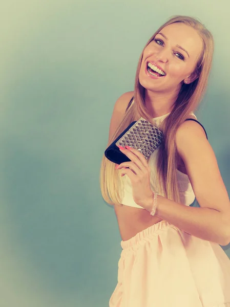 Elegante donna che tiene la mano portafoglio borsa — Foto Stock