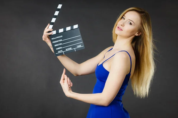 Mulher segurando ardósia filme profissional — Fotografia de Stock