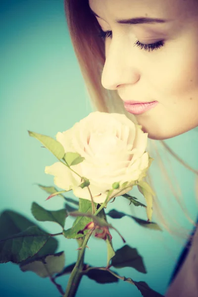 Schuss auf das Blau einer Frau mit weißer Rose — Stockfoto