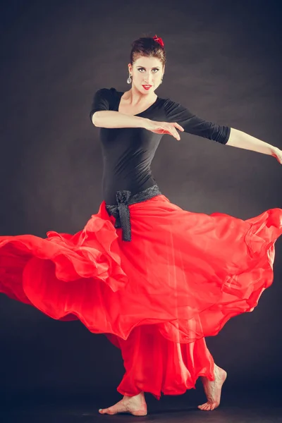 Beautiful woman dancing oriental dance. — Stock Photo, Image