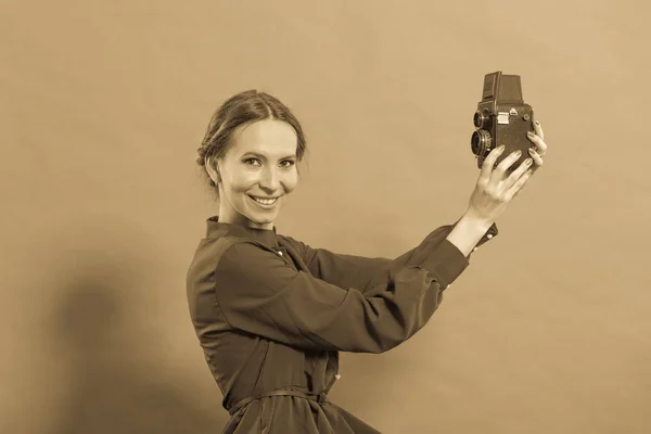 Kvinnan tar bilden med gamla kameran — Stockfoto