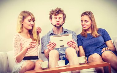 Arkadaşlar internet tablet üzerinde tarama rahatlatıcı.