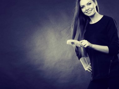 Uzun saçlı kadın onun saç tarama.