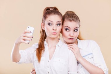 arkadaşlar öğrenci kızlar ile akıllı telefon kendi kendine fotoğraf çekme