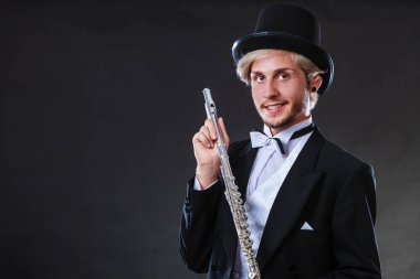 Zarif giyimli müzisyen flüt tutan