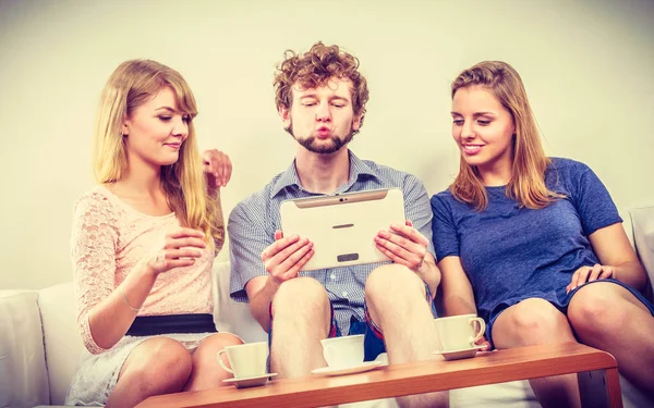 Arkadaşlar internet tablet üzerinde tarama rahatlatıcı.